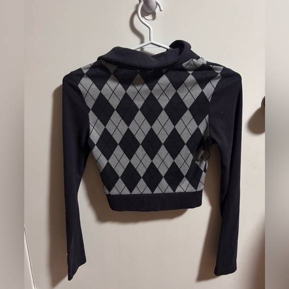 Cropped V neck Argyle Crop Top - Picture 3 of 3